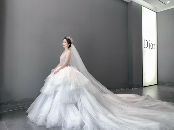 周口婚纱定做|周口伊兹小镇跟妆礼服馆